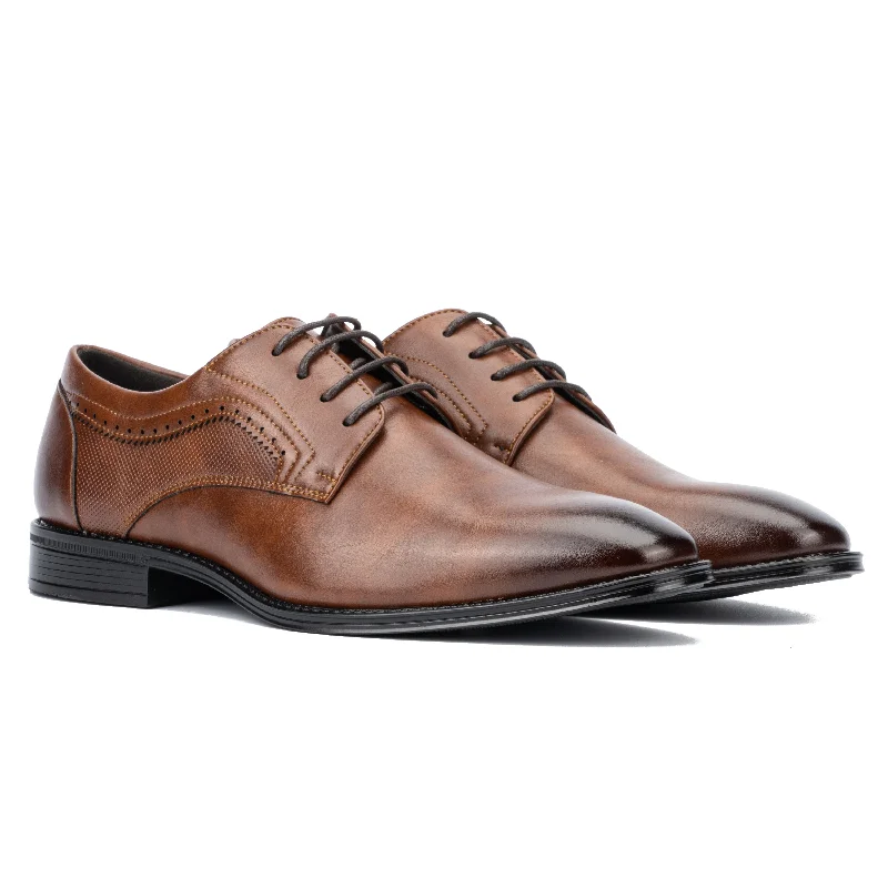 Men's Oxford shoes with a wingtip design and leather soleMen's Fletcher Dress Oxford