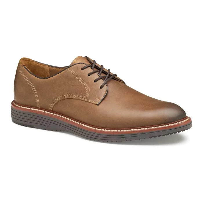 Men's Oxfords in a dark burgundy leather for a unique styleMens Johnston & Murphy Upton Plain Toe in Tan