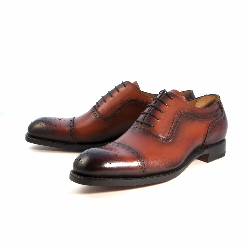 Men's Oxfords with a low - heeled design and a square toeUgo Vasare Gaelic Cap Toe