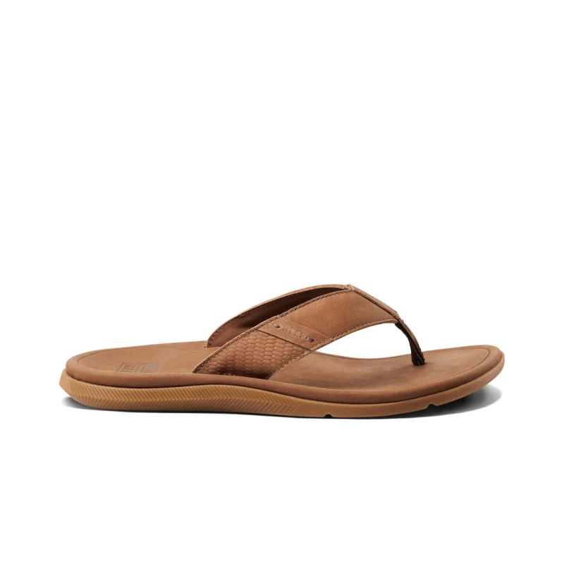 Men's sandals with a perforated leather upper for ventilationReef Men's Leather Santa Ana - Brown