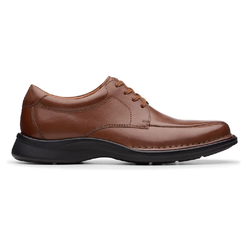 Men's Oxford shoes with a polished leather finishClarks Kempton Run Lace-Up Tan (Men's)