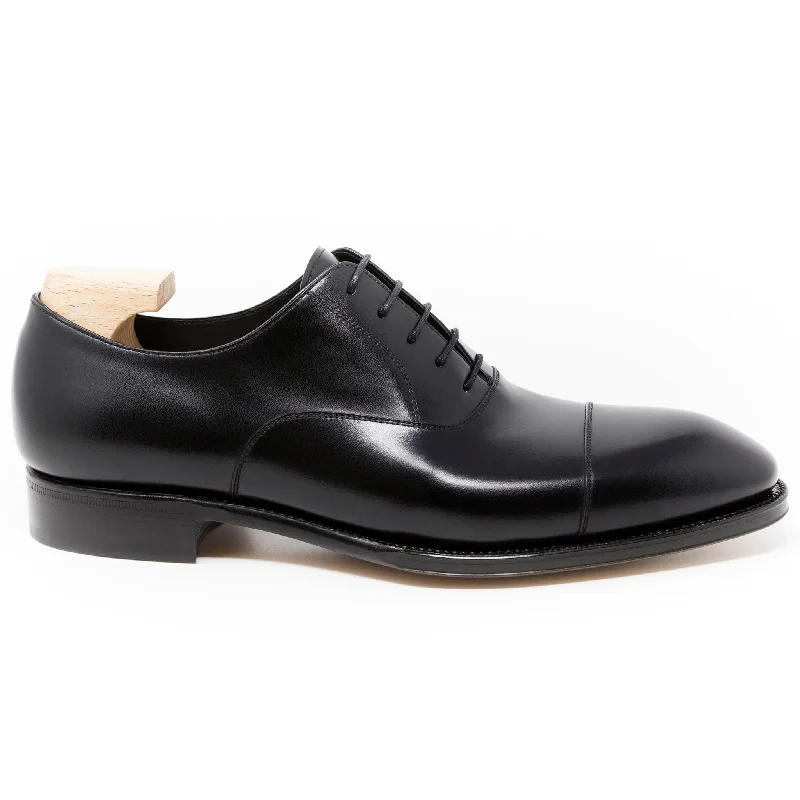 Brogue - perforated men's Oxfords for a traditional lookWilliams