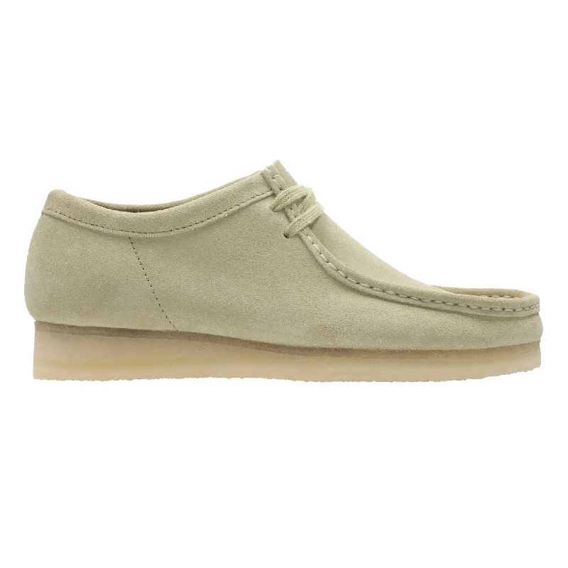 Men's Oxford shoes with a leather lining for breathabilityClarks Men's Wallabee Low Maple