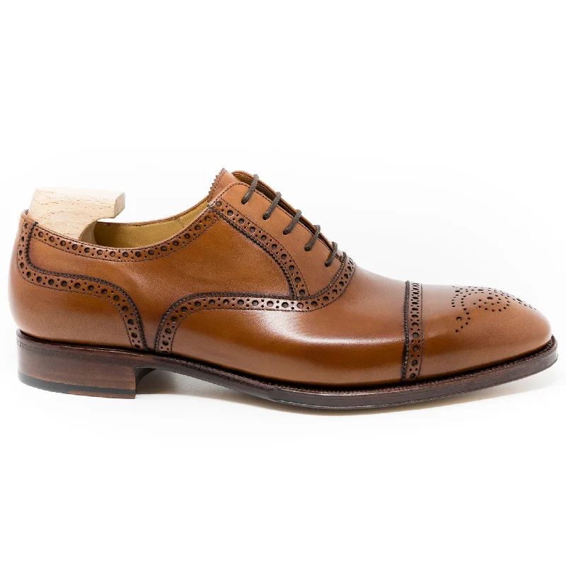 Men's Oxford shoes with a wingtip design and leather soleNewman