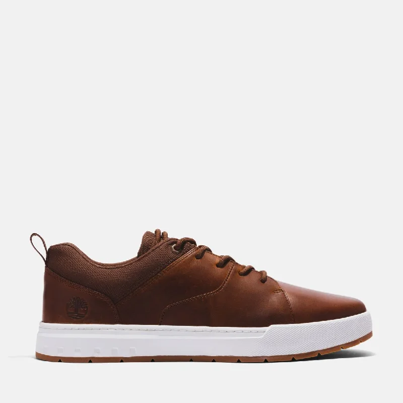 Men's Oxford shoes with a wingtip design and leather soleMen's Maple Grove Oxford