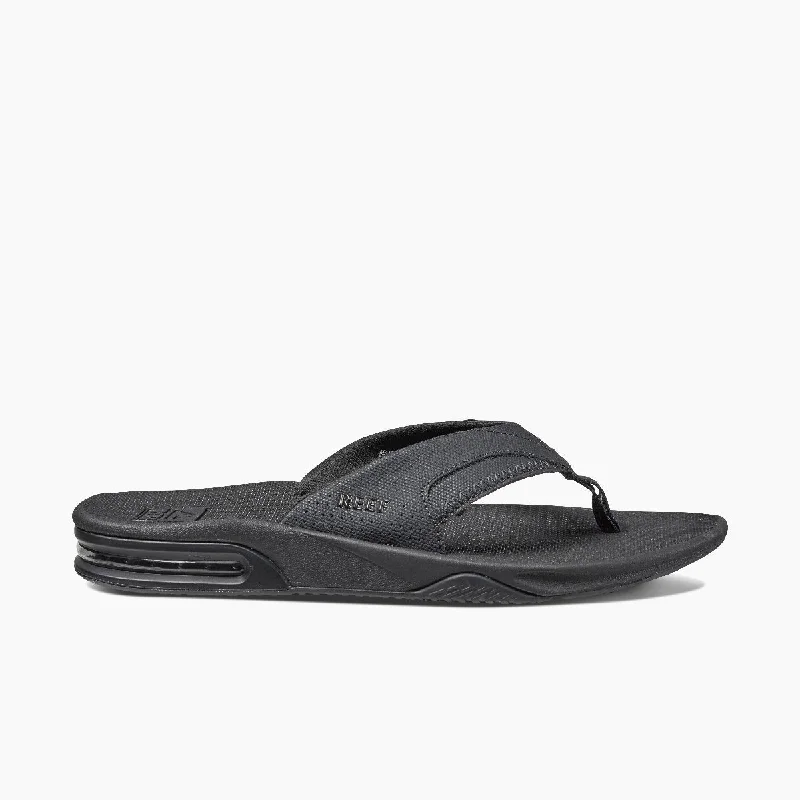 Men's sandals in a neutral color like black or brownFanning