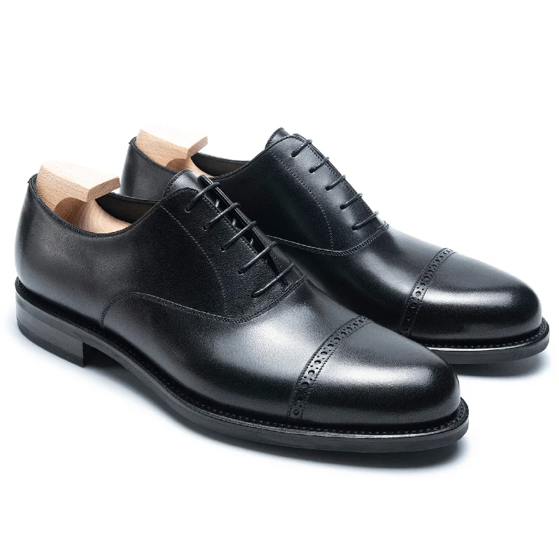 Men's Oxfords with a perforated leather strap for ventilationRICHARD