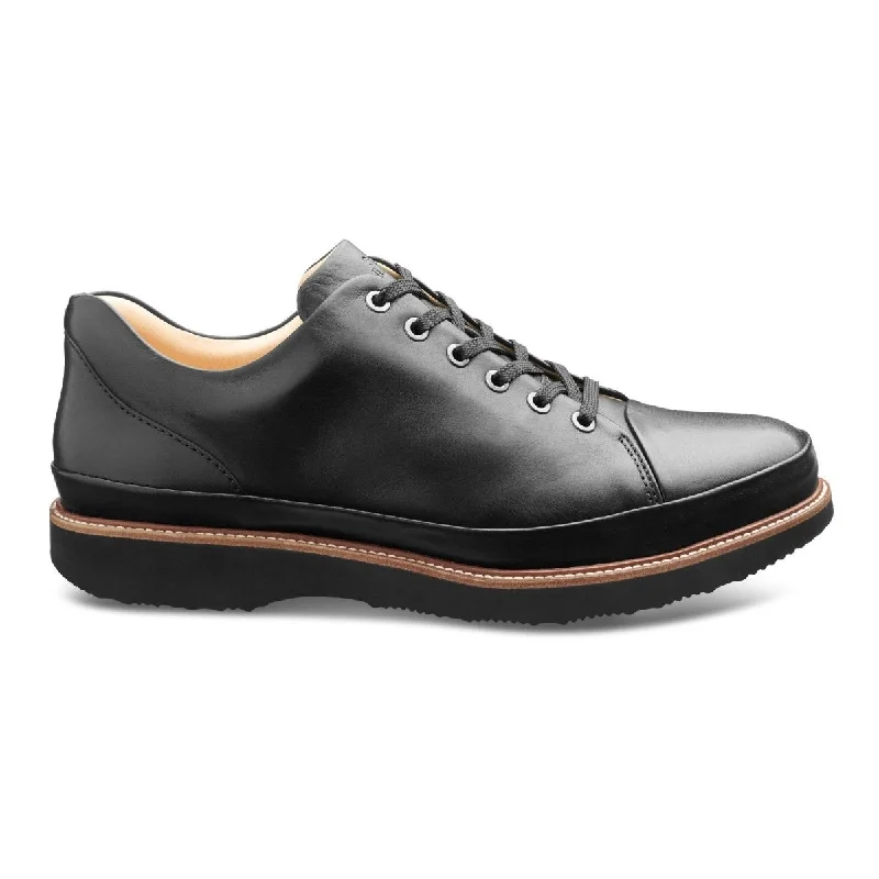 Brogue - perforated men's Oxfords for a traditional lookSamuel Hubbard Men's Dress Fast Black