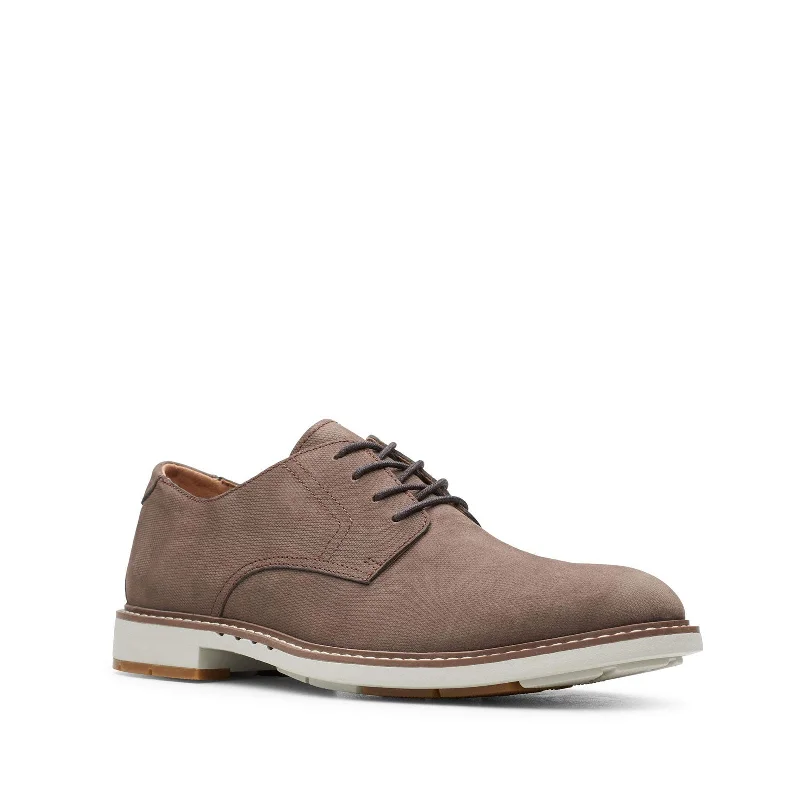 Men's Oxfords with a lace - up closure and a narrow fitClarks - Mens Un Elott Lace Shoes