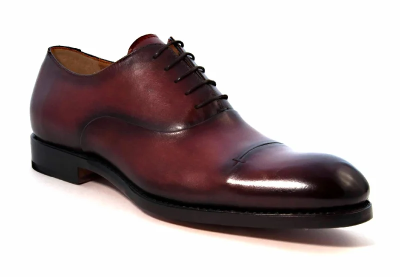 Men's Oxford shoes with a wingtip design and leather soleUgo Vasare Gianni