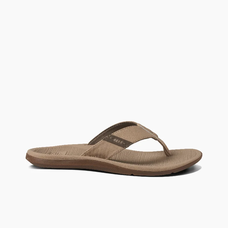 Men's sandals with a contrast stitching detailReef Santa Ana